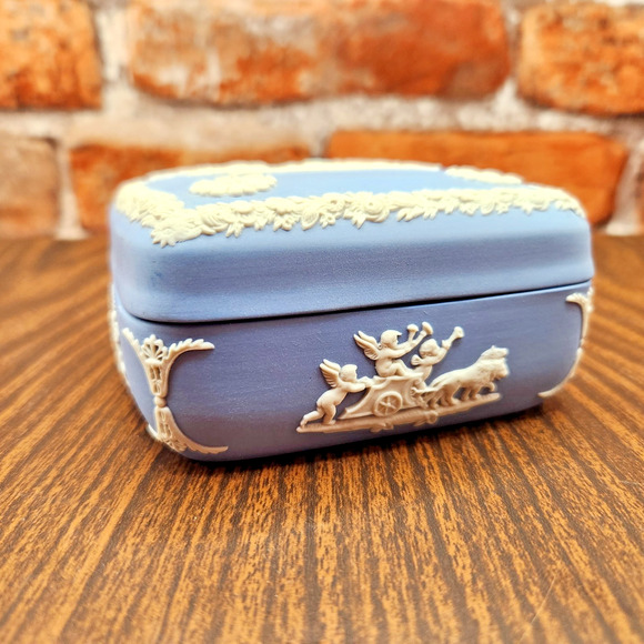 Wedgwood Jasperware Square Trinket Box – Ulysses & Chariot of Victory - Blue/Whi - Picture 2 of 8